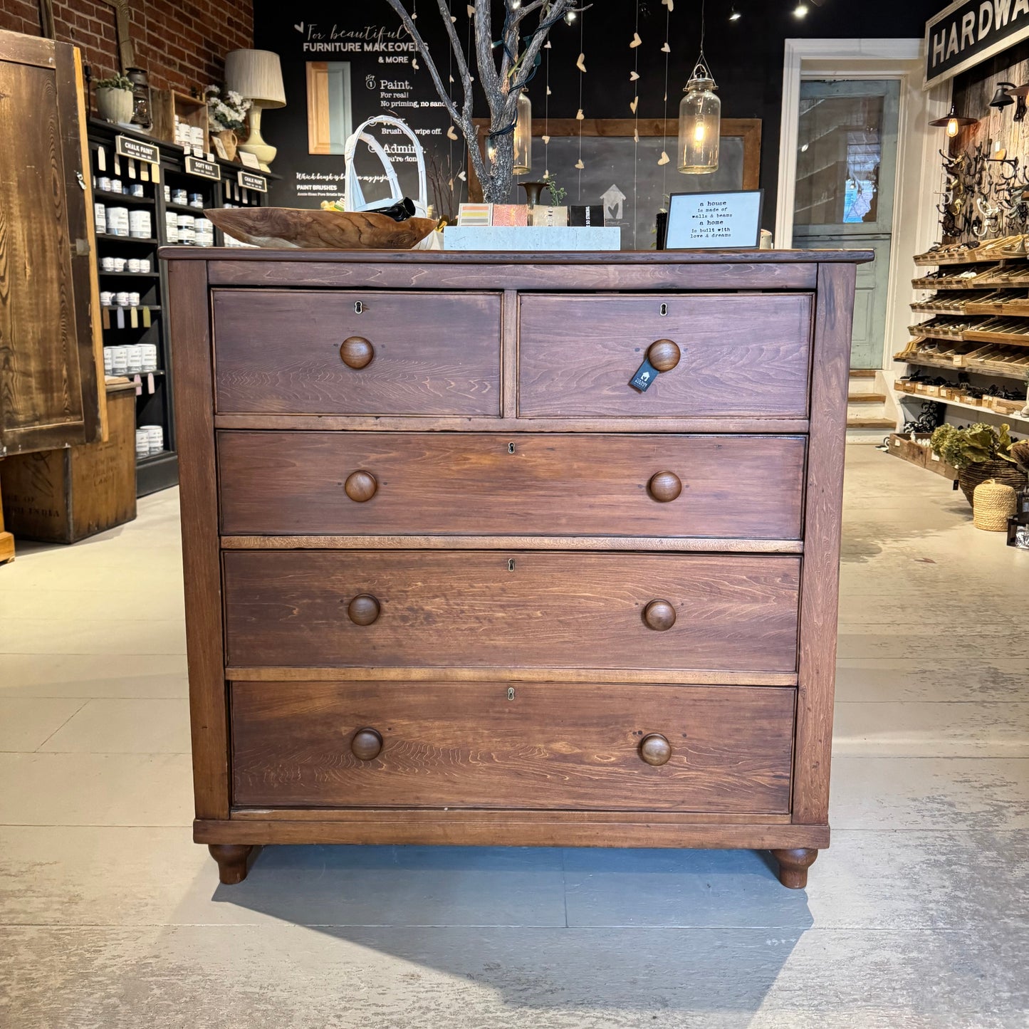 Early American 5 Drawer Dresser