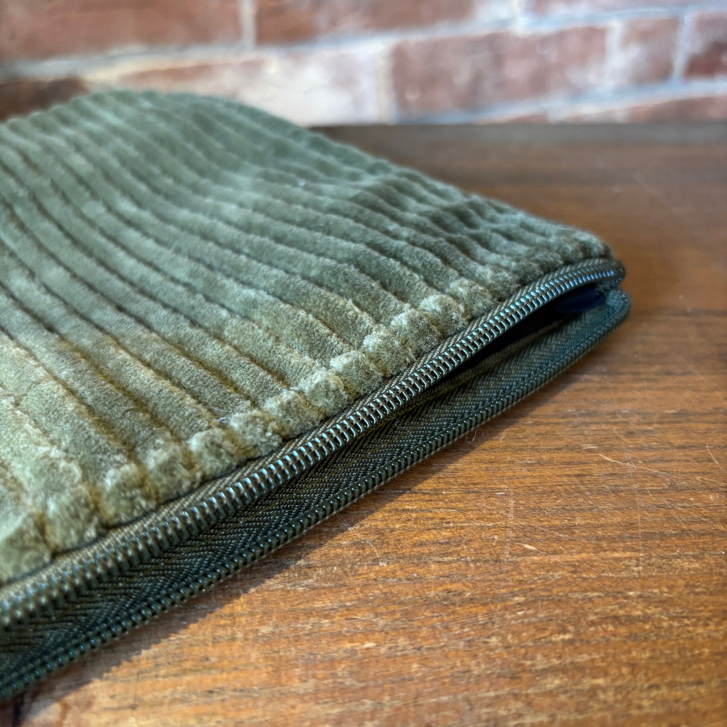 Medium Two-Tone Velvet Pouch - Navy&Green