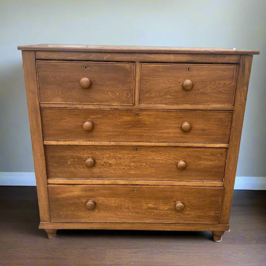 Early American 5 Drawer Dresser