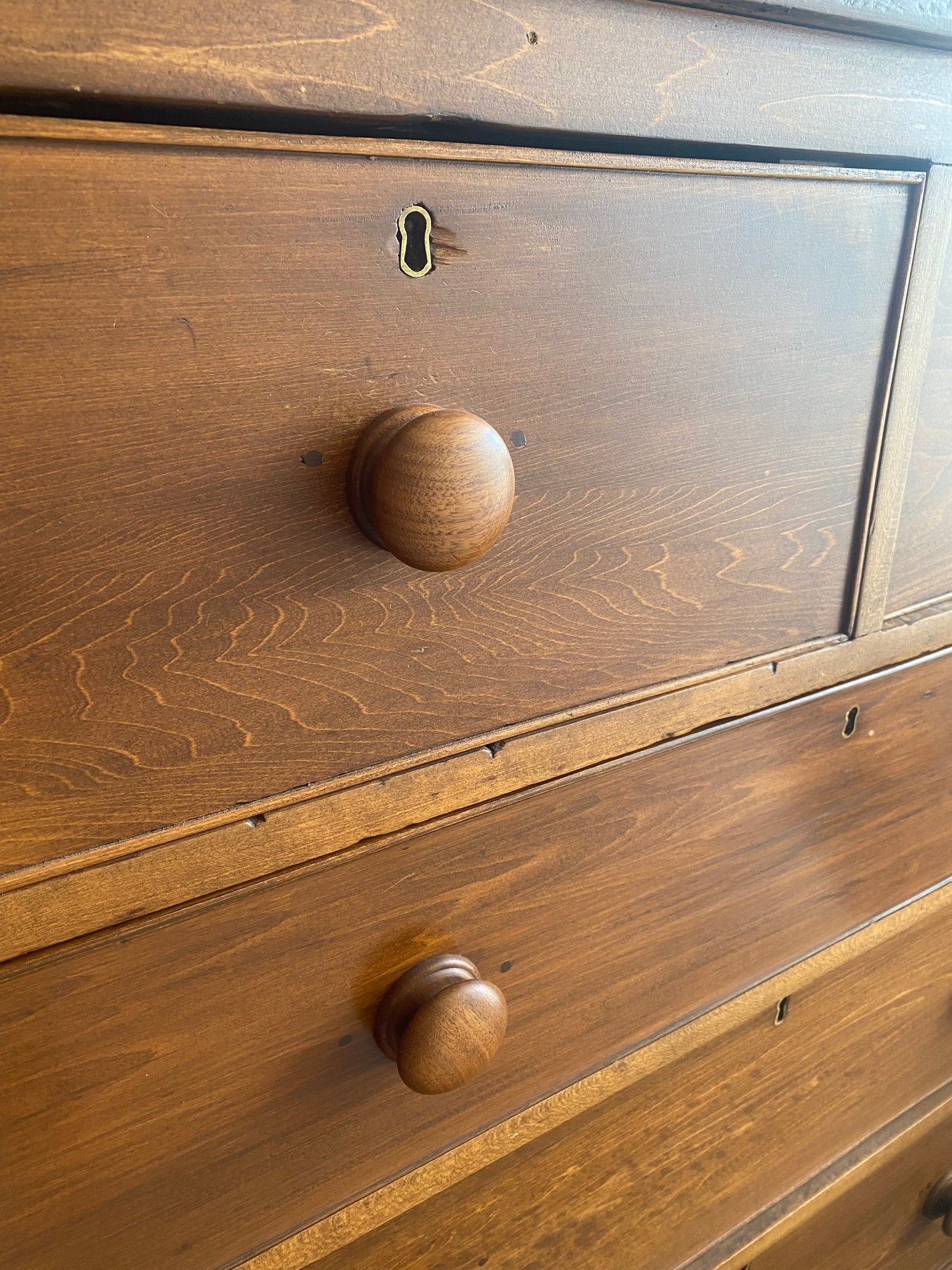 Early American 5 Drawer Dresser