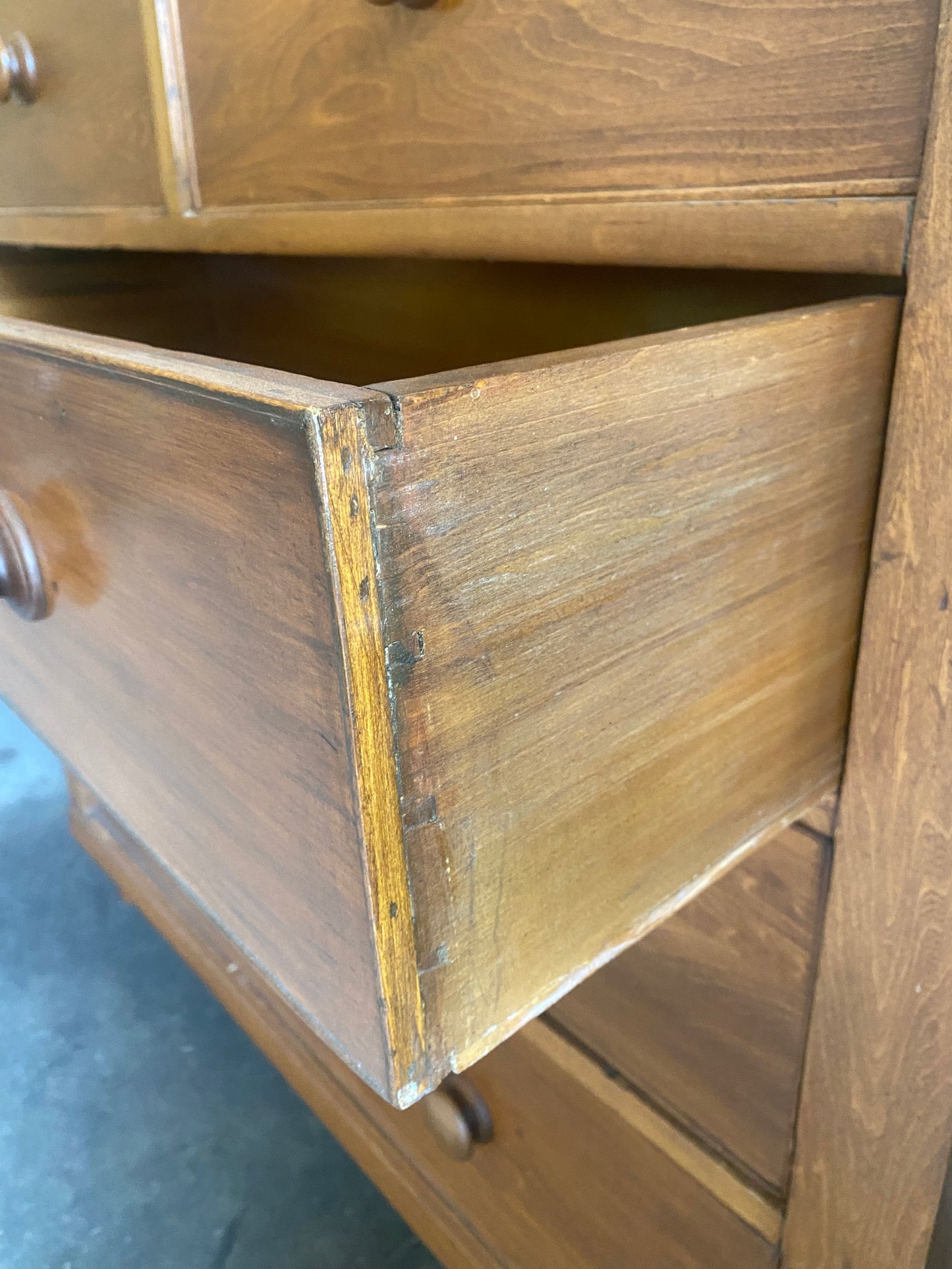 Early American 5 Drawer Dresser