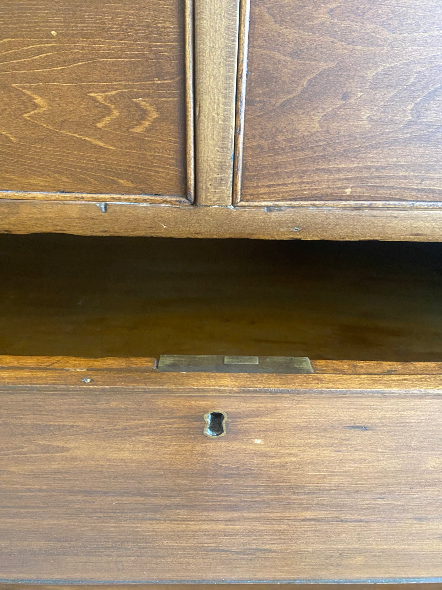 Early American 5 Drawer Dresser