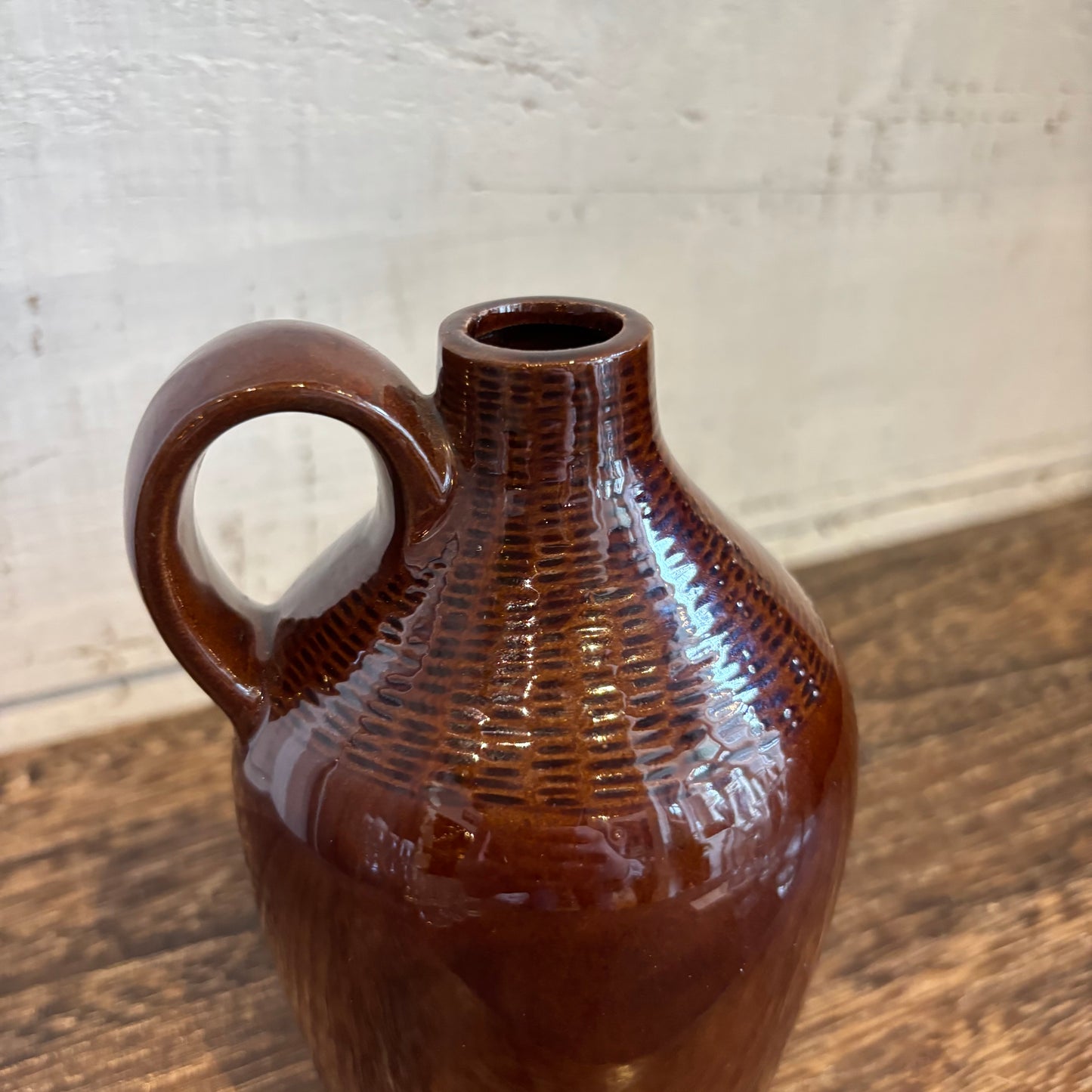 Vintage Brown Vase w/ Handle - Line Details