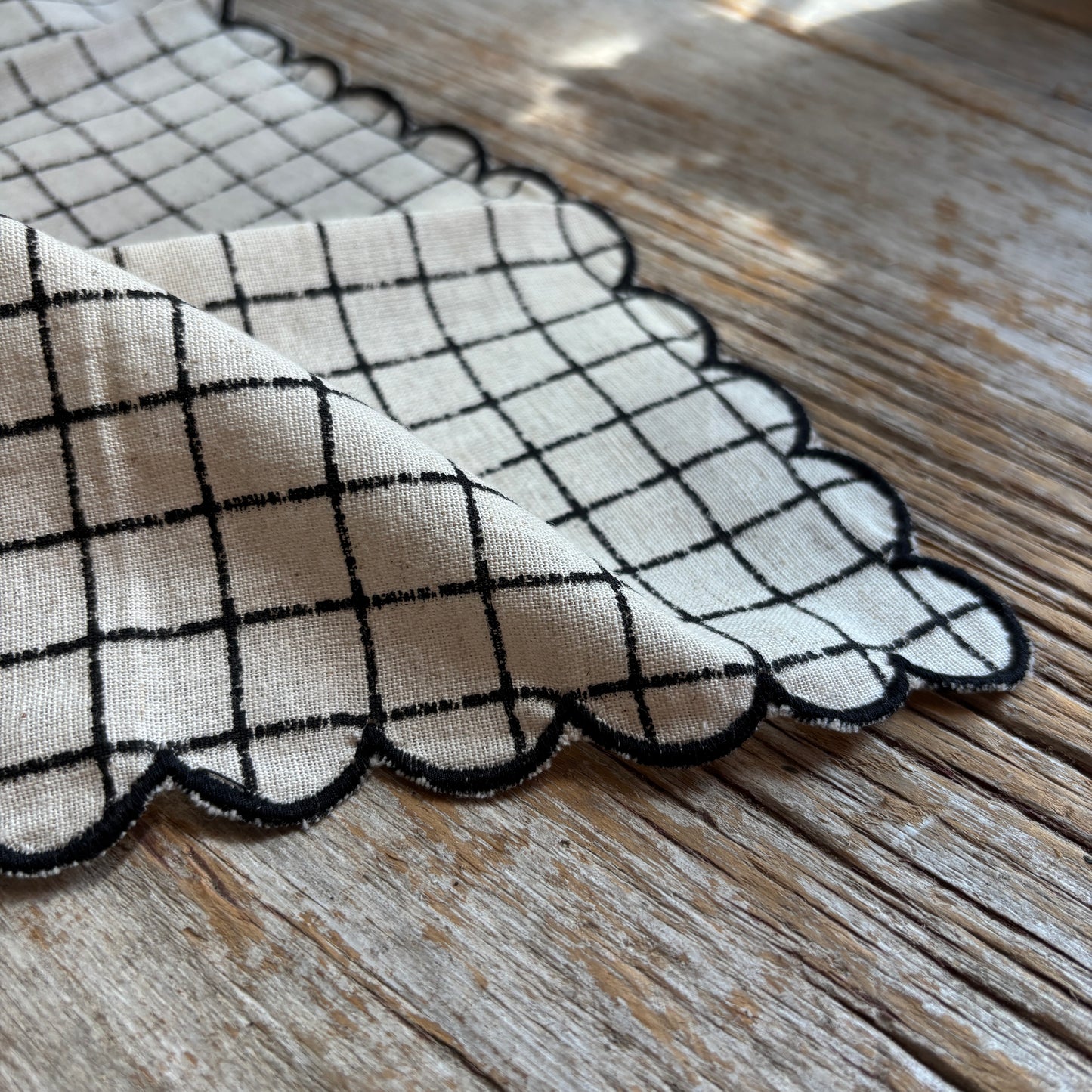 Checkered Print Scallop Napkins