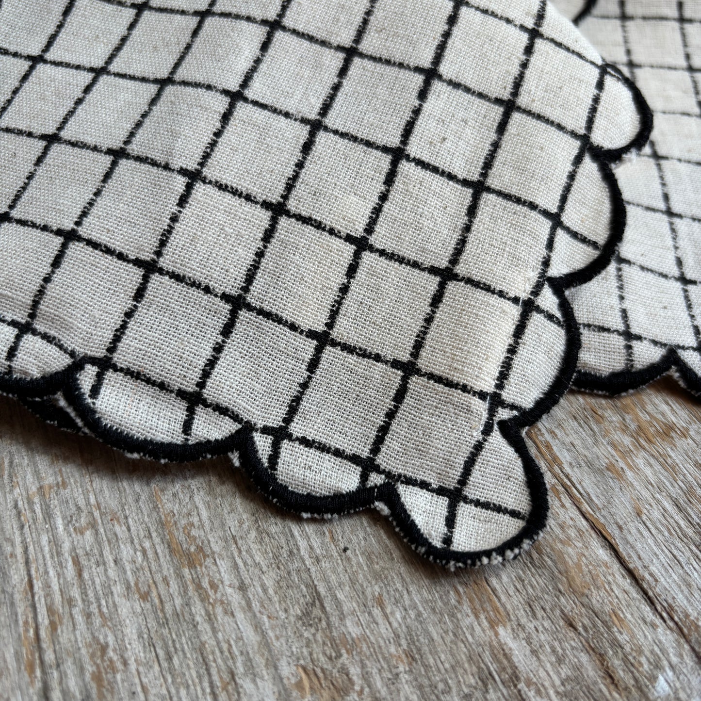 Checkered Print Scallop Napkins