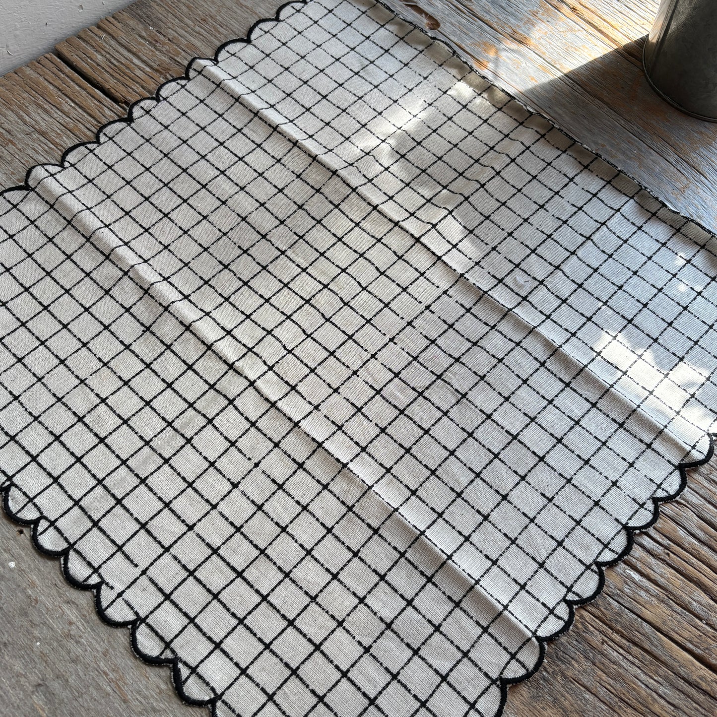 Checkered Print Scallop Napkins