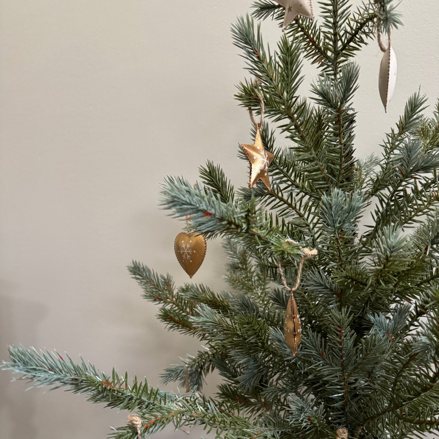 Mini Heart Ornament - White/Gold