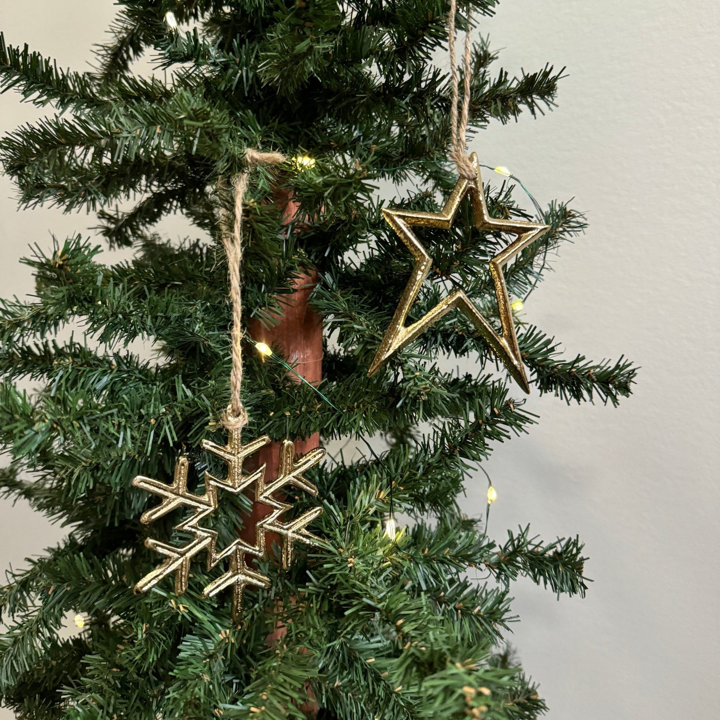 Metal Star Ornament: Gold