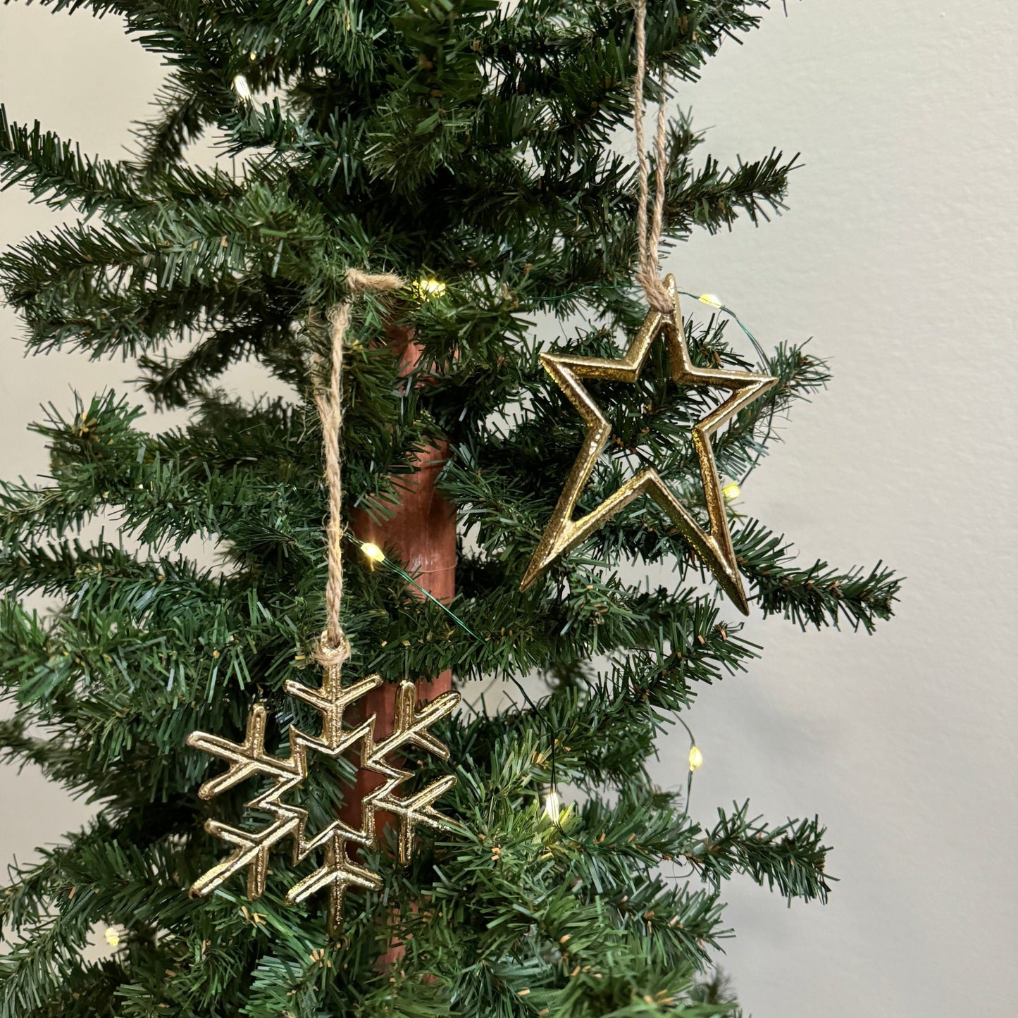 Metal Snowflake Ornament: Gold