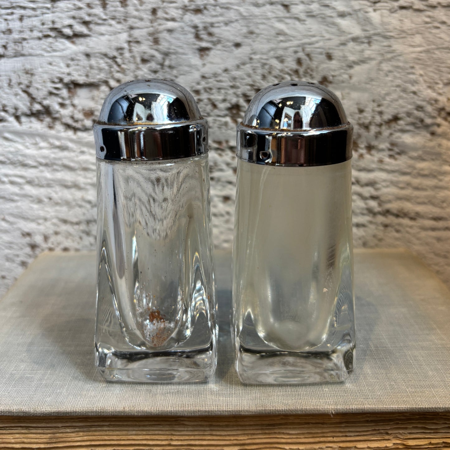 Vintage Simple Glass Salt & Pepper Shaker Set
