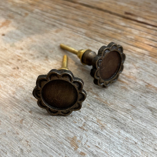 Knob: Iron Flower - Antique Brass