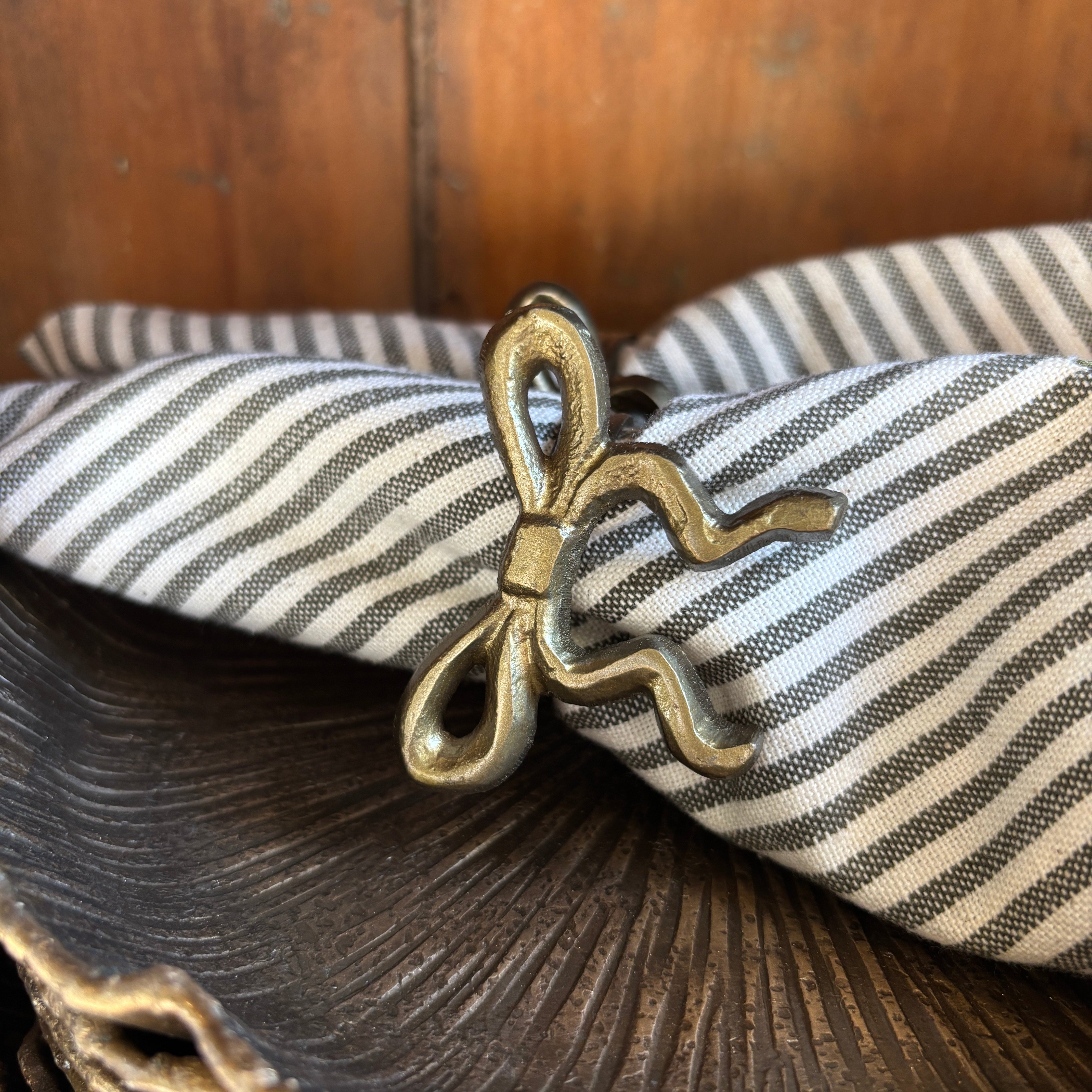 Brass Bow Napkin Ring – TIN BARN MARKET