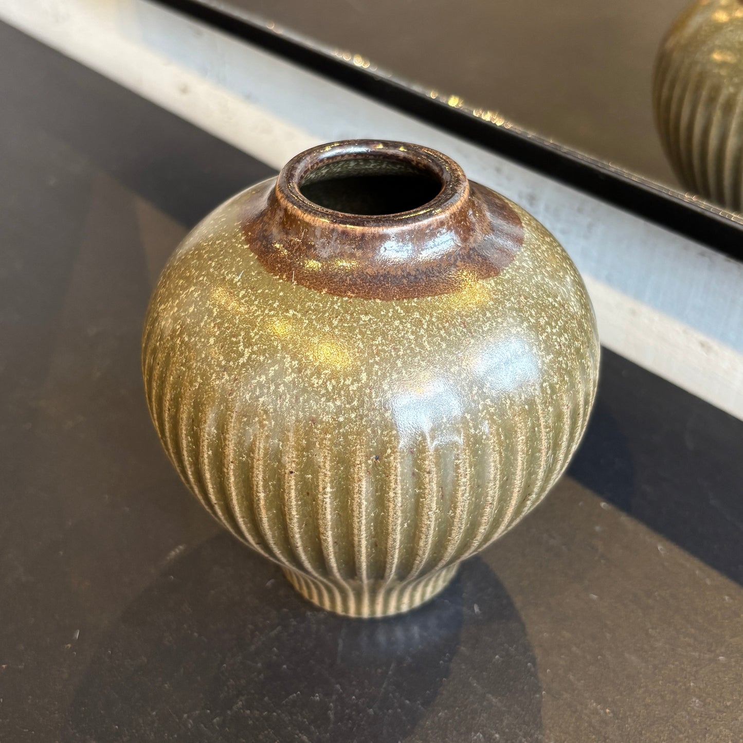 Porcelain Ribbed Vase - Olive&Brown