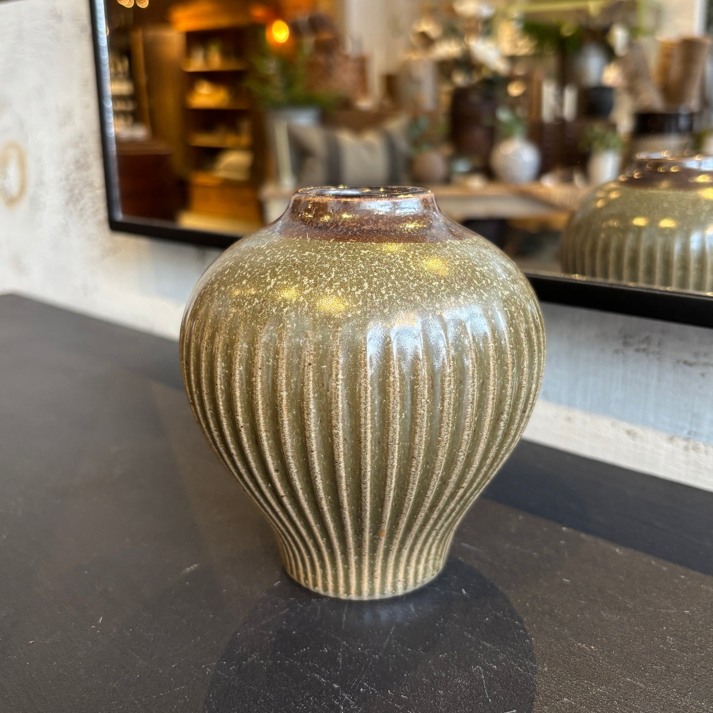 Porcelain Ribbed Vase - Olive&Brown