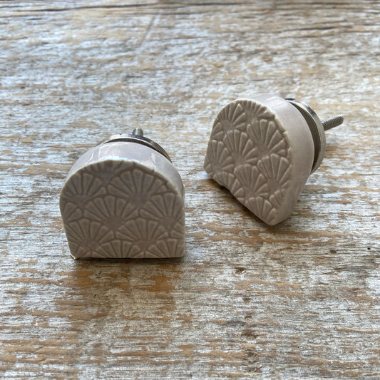 Knob: Arch Embossed Cream
