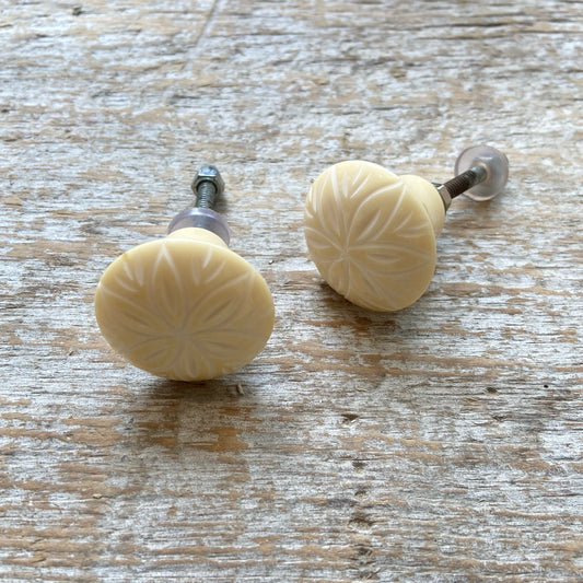 Knob: Round Bone Floral