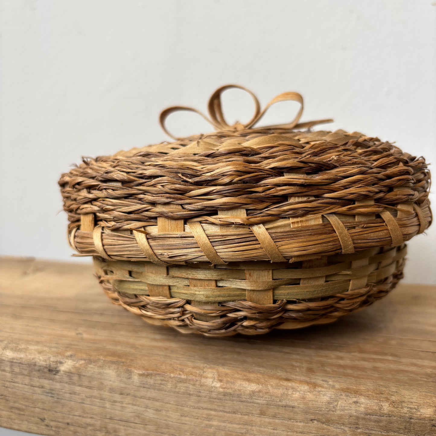 Vintage Woven Wicker Basket w/Lid - Finger Loop Top