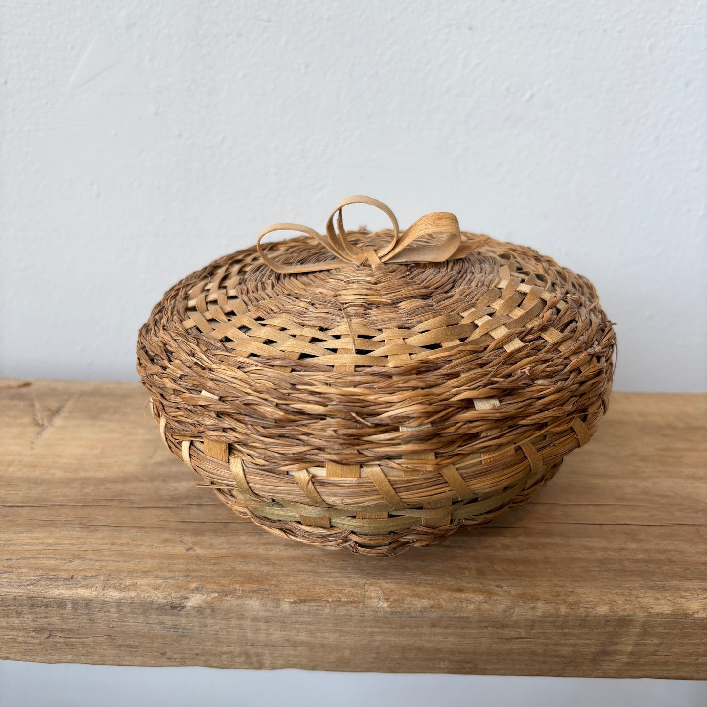 Vintage Woven Wicker Basket w/Lid - Finger Loop Top