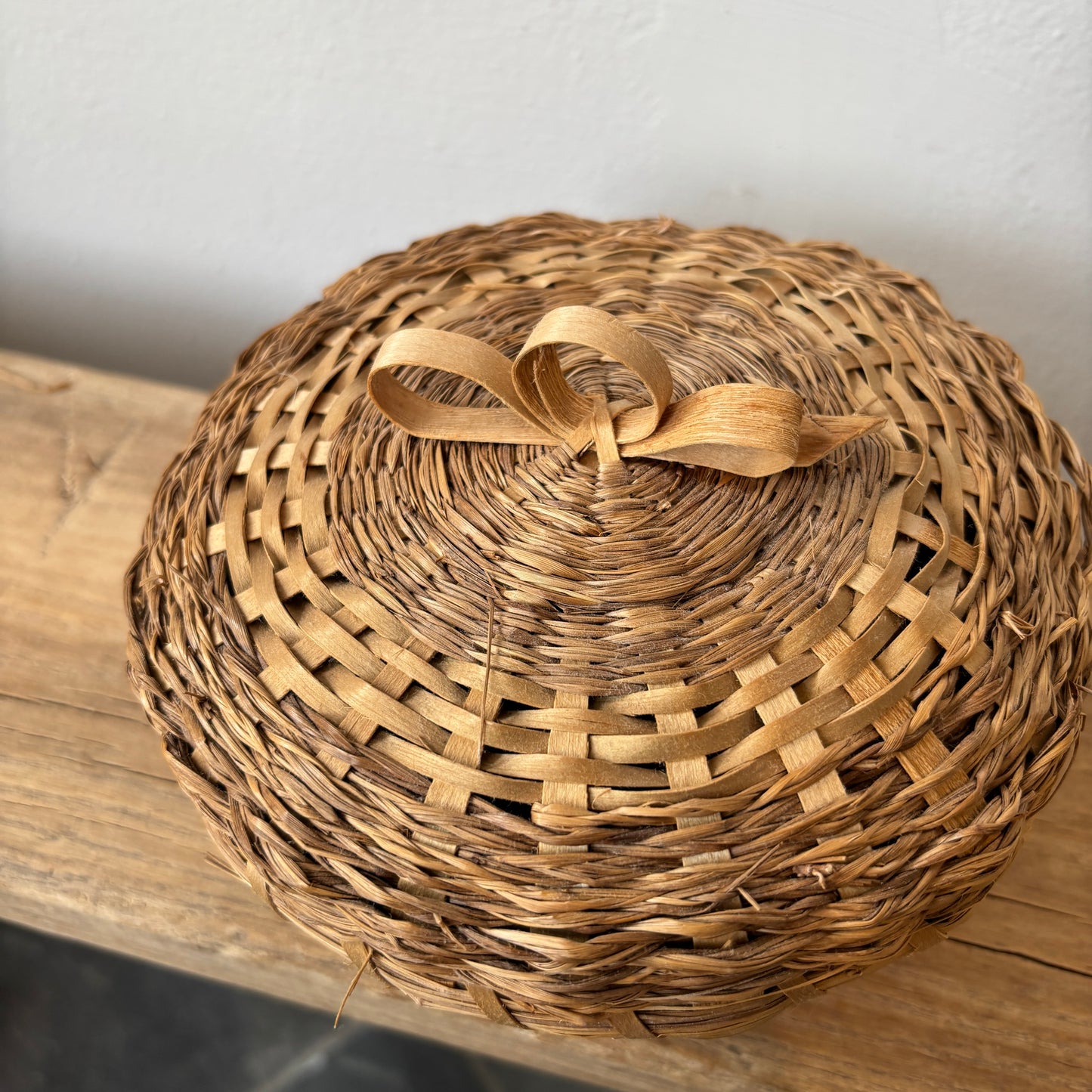 Vintage Woven Wicker Basket w/Lid - Finger Loop Top