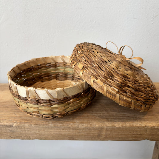 Vintage Woven Wicker Basket w/Lid - Finger Loop Top