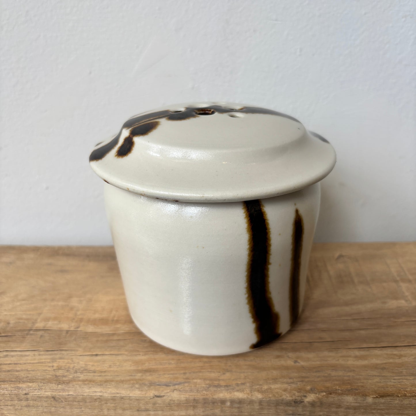 Pottery Garlic House - White w/ Brown Design
