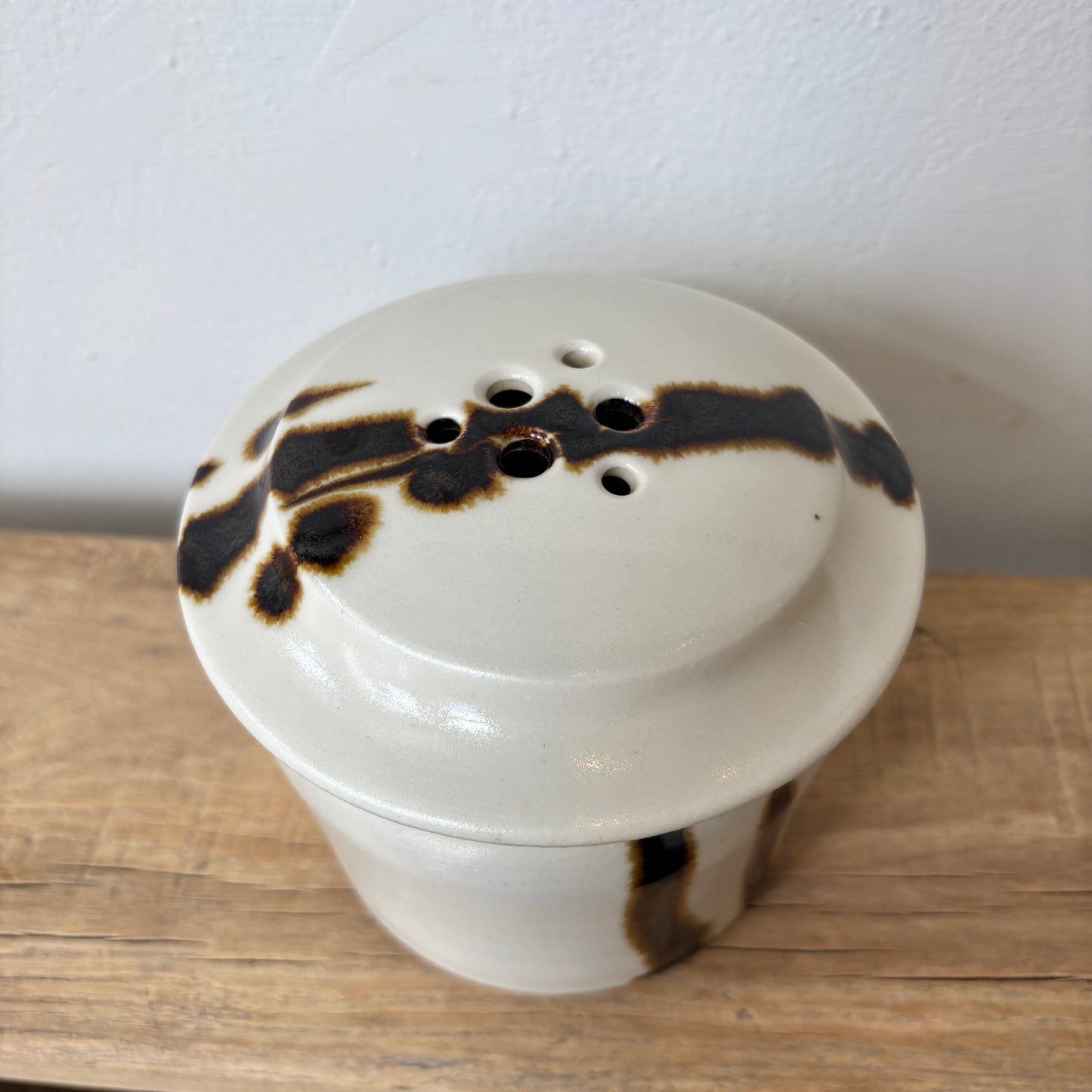 Pottery Garlic House - White w/ Brown Design