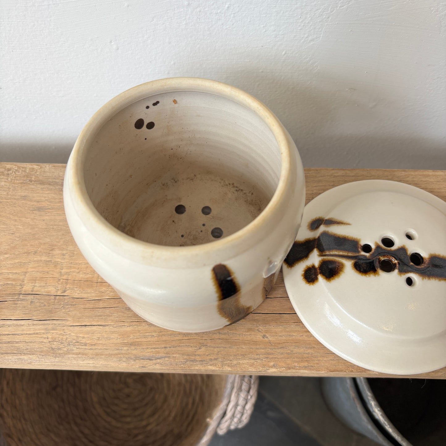 Pottery Garlic House - White w/ Brown Design