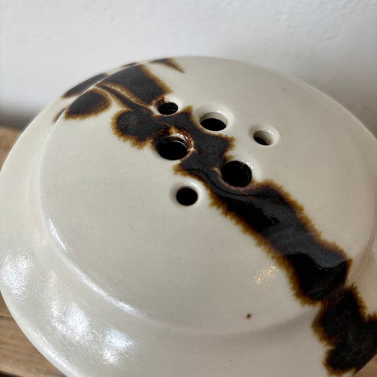 Pottery Garlic House - White w/ Brown Design