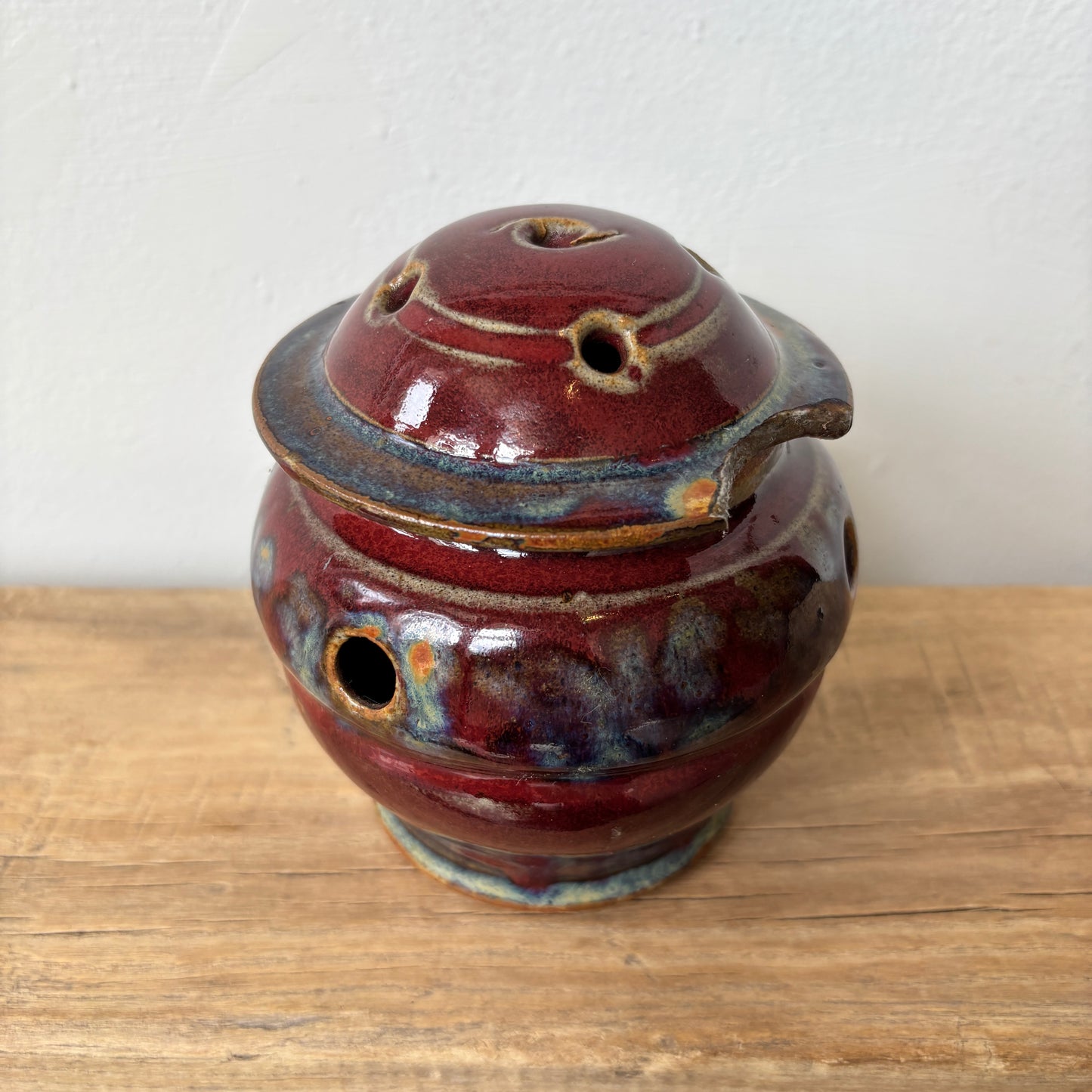 Red & Blue Pottery Garlic House