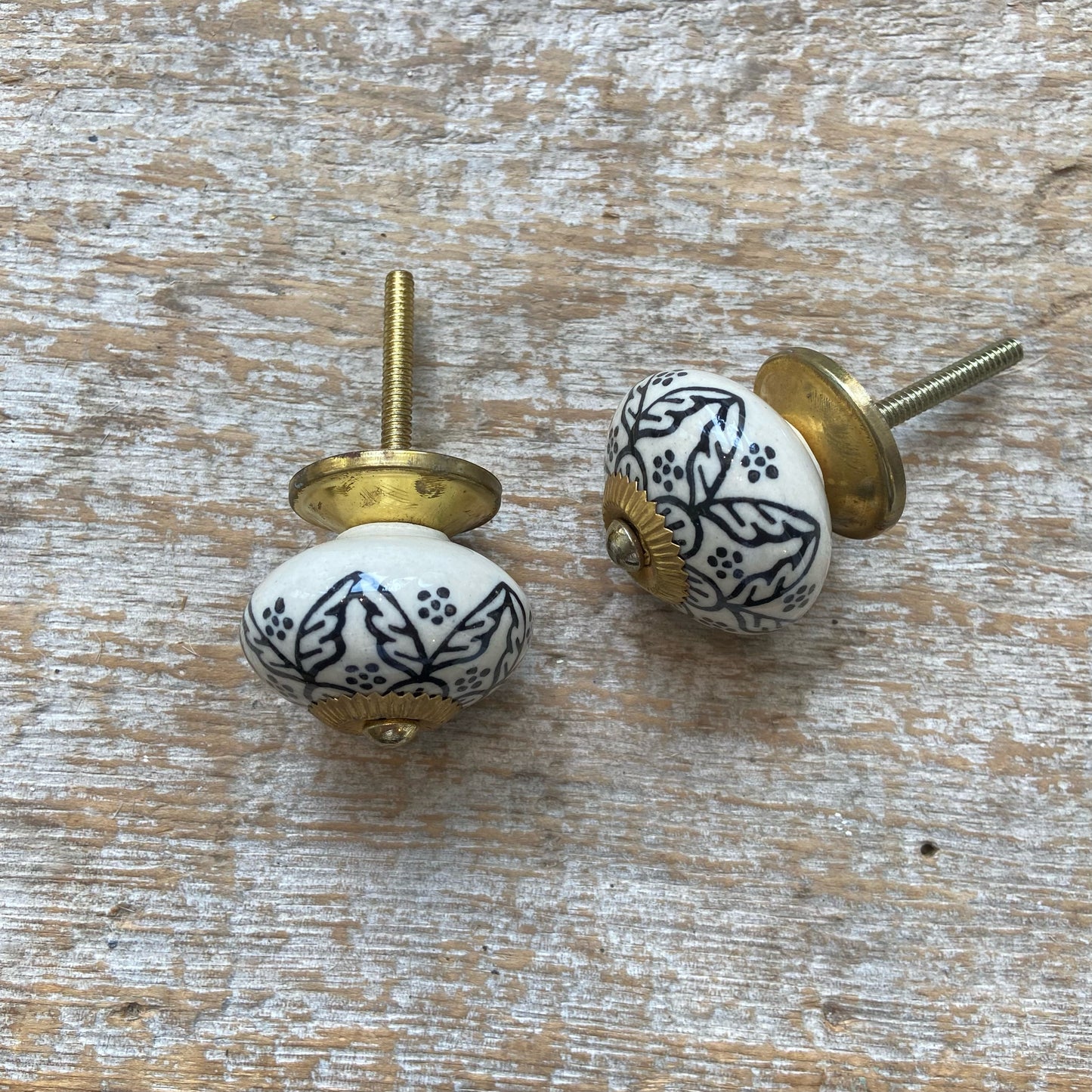 Knob: Round Ceramic Black Design